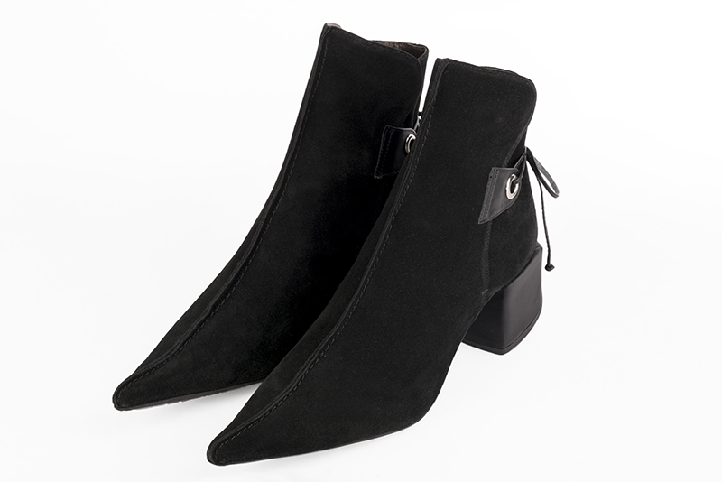 Matt black women's ankle boots with laces at the back. Pointed toe. Medium block heels. Front view - Florence KOOIJMAN